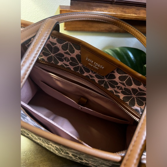 * SOLD * Kate Spade Flower Jacquard Market Medium Tote - Picture 8 of 8